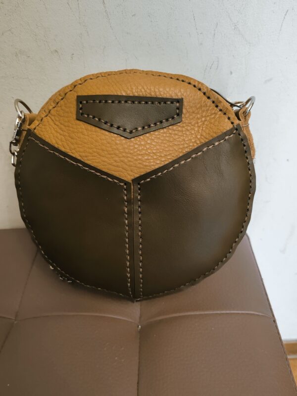 BORSA TONDA COLOR MARRONE CHIARO E VERDE MILITARE IN VERA PELLE - immagine 5