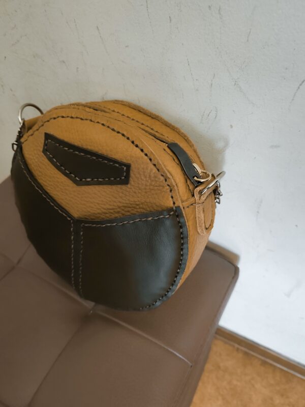 BORSA TONDA COLOR MARRONE CHIARO E VERDE MILITARE IN VERA PELLE - immagine 6